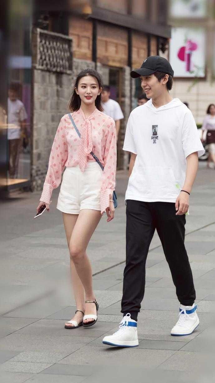 成都街拍: 喜欢第三位文静的女生, 可惜已有男朋友