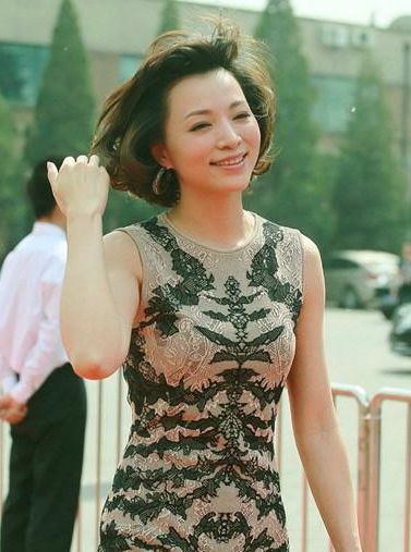 44岁董卿与49岁杨澜，同走红毯，一个性感撩人，一个优雅大气