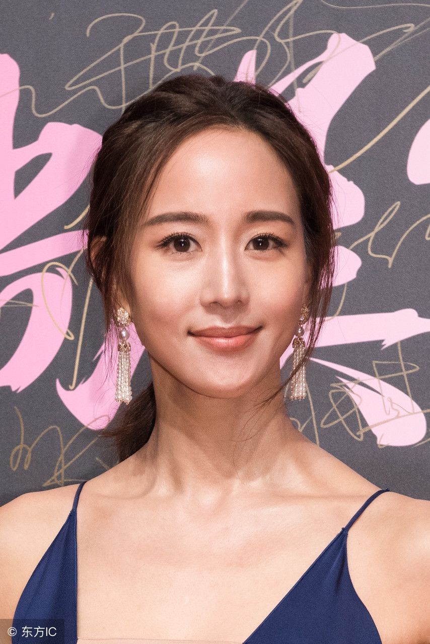 张钧宁优雅亮相，这条裙子让人眼前一亮，美得让人挪不开眼睛