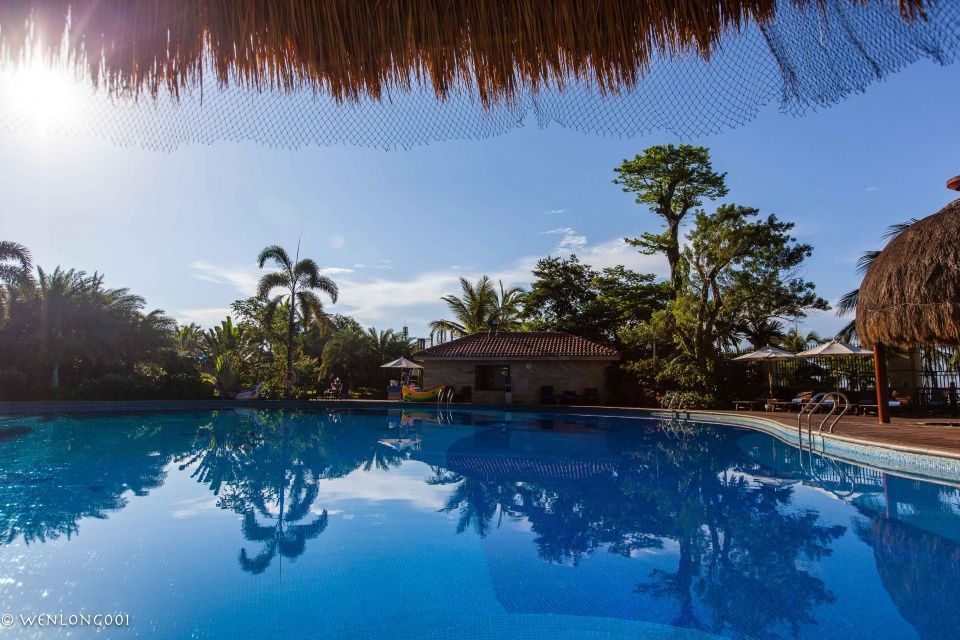 这可能是离三亚机场最近的酒店了，泳池连着大海