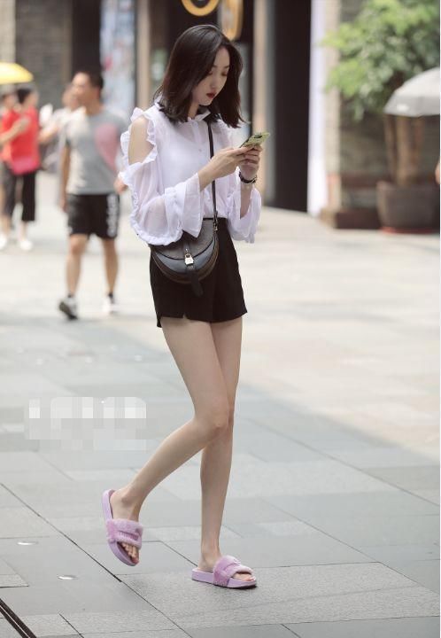 姑娘们清凉出行，“微露”肌肤的性感，满满的女人味！