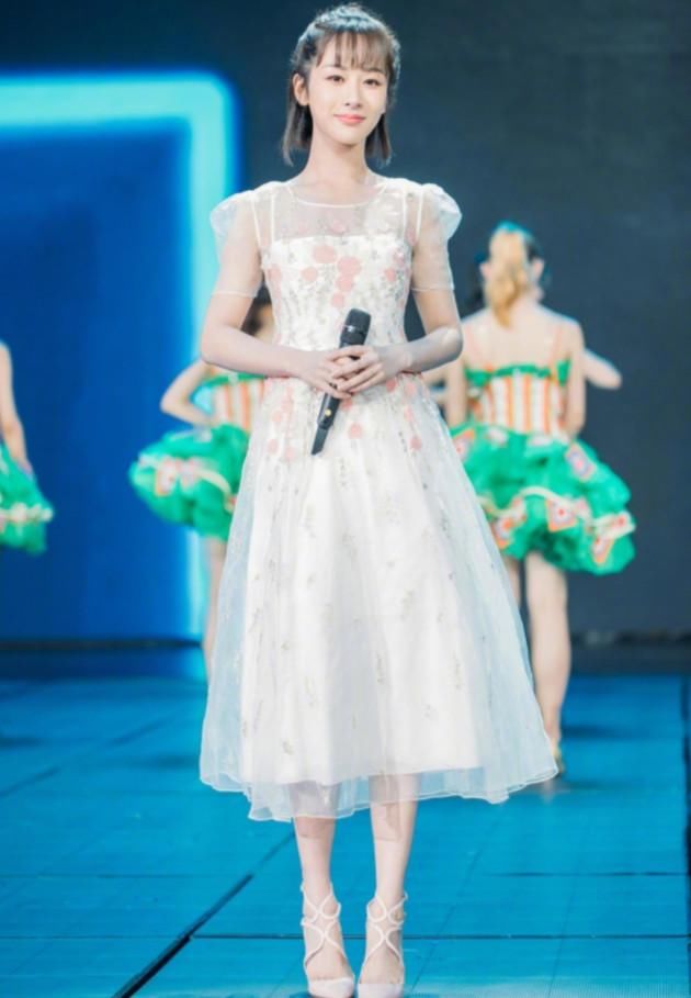 杨紫的发型太给力了，让她变18岁少女，颜值提升几个度!