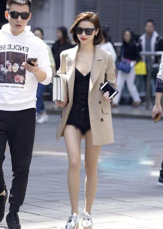 街拍：小姐姐露脐上衣搭配修身牛仔裤，纤细的小蛮腰令人羡慕不已