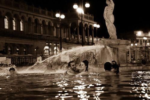 浮在“温泉海”上的国度：热辣辣的露天洗浴 男女混在一块