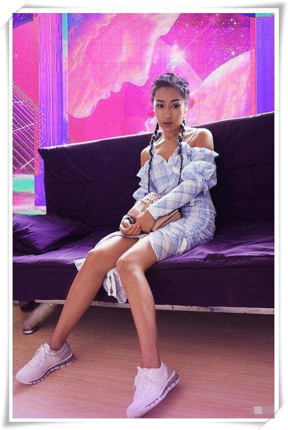 吉克隽逸现身机场，穿热裤大秀美腿，但看到她脚下的蛇皮靴我呆了