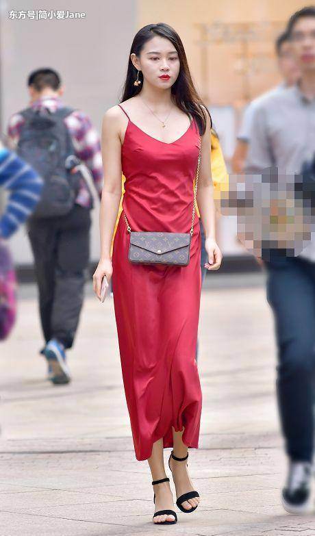 街拍:美女们穿性感长裙,藏不住的好身材,浓浓的成熟气息!