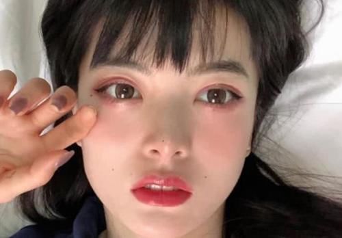  『偷笑』女生刚睡醒就有这“3行为”，颜值一定差不了，占一条做梦就能偷笑醒