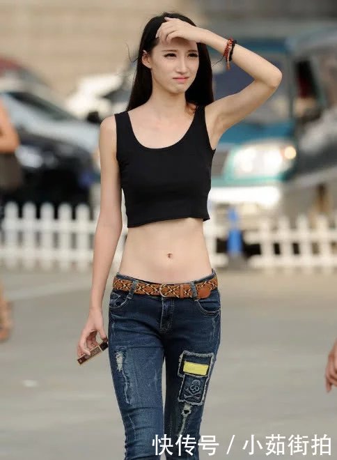 气质小姐姐大秀小蛮腰，展现出不一样的马甲线