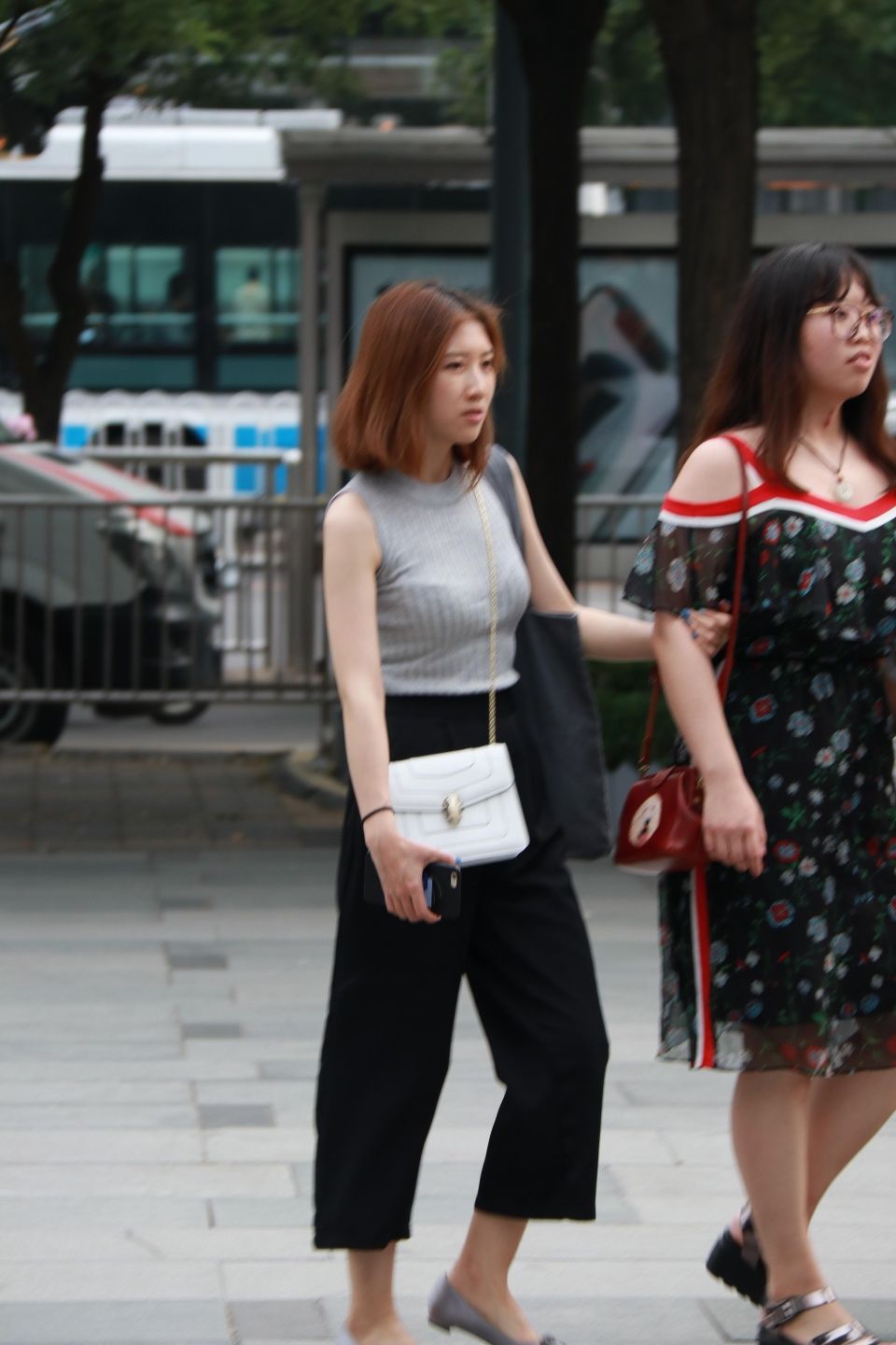 街拍北京，三里屯火辣身材吊带逛街，图一后背纹身喜欢的吗?