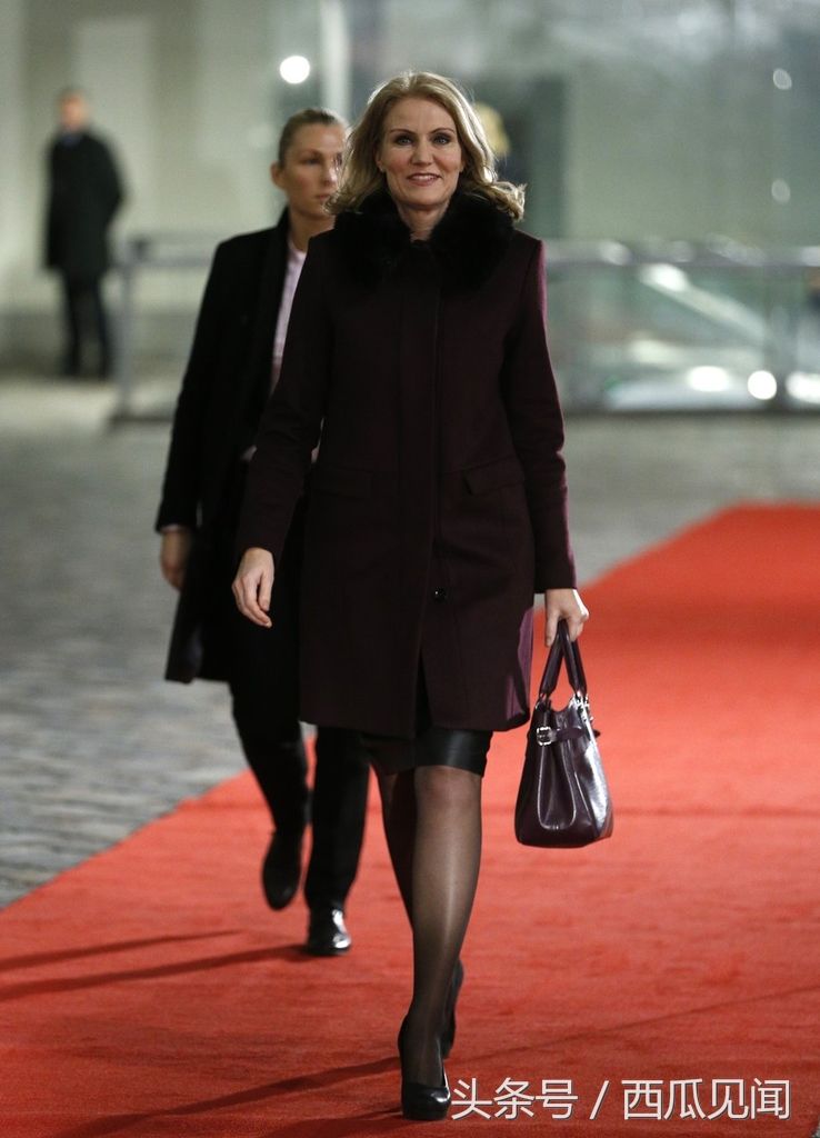 女总统都火了，但这位绝对是史上最性感女总统，高跟鞋、黑丝袜