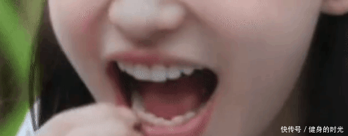 杨颖假吃 网友质疑她的演技, 官方的回复让人不满