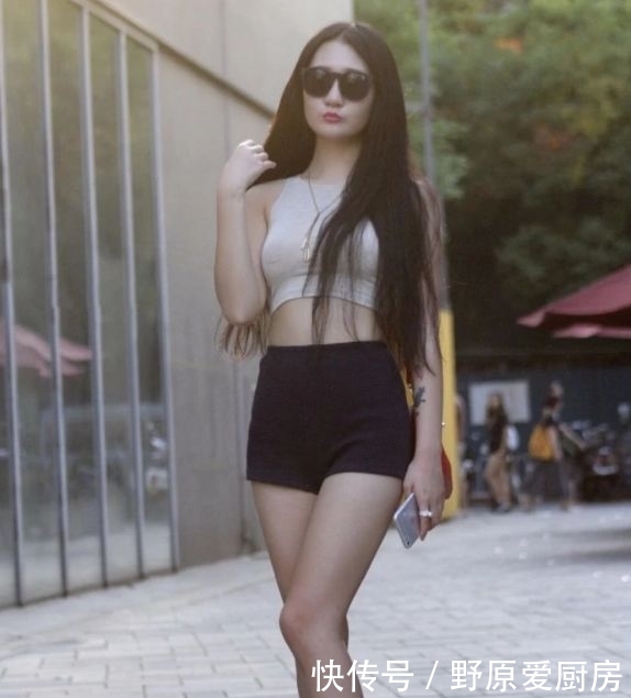  #小蛮#街拍：会保养的知性熟女，气质满满，这小蛮腰让我很喜欢