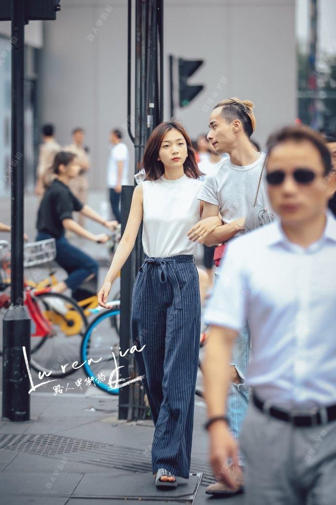 街拍:一字肩长裙可优雅，可清新，穿上它谁还不是小仙女