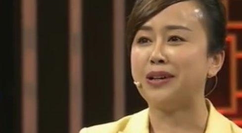 大姐带“破石”来鉴宝，称在地摊花几万块买的，专家：宝贝啊