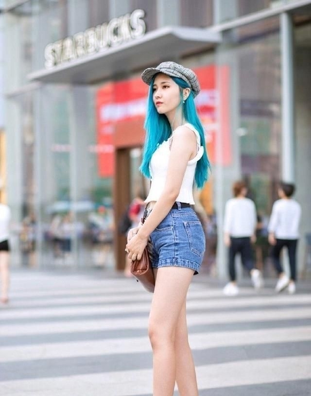 「 美女」穿的紧身裤时尚个性，彰显迷人气质，街拍：高颜值的美女