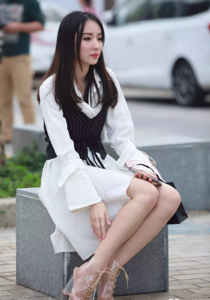 街拍举止优雅的大长腿漂亮小姐姐