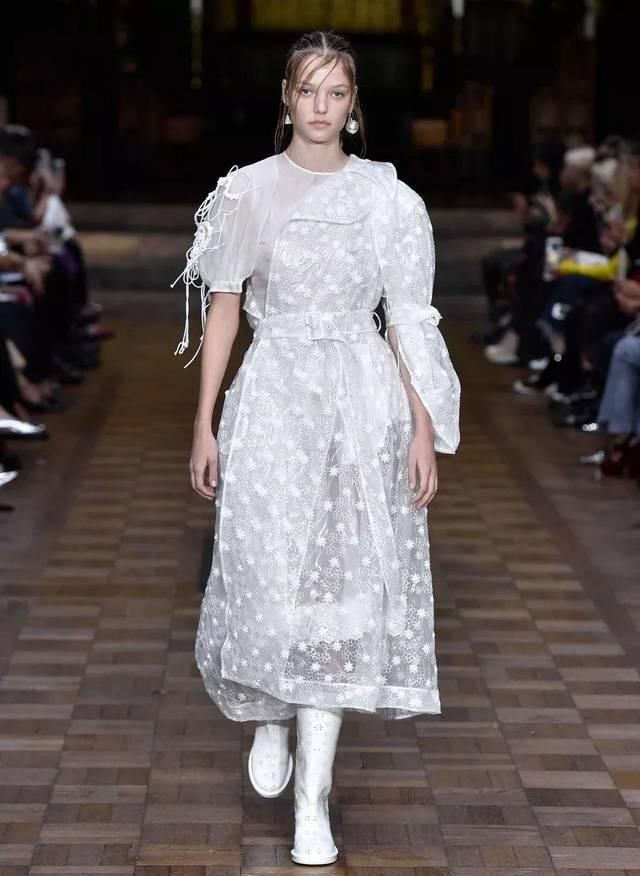  『穿着』只要穿着Simone Rocha，就可以一直做少女哦