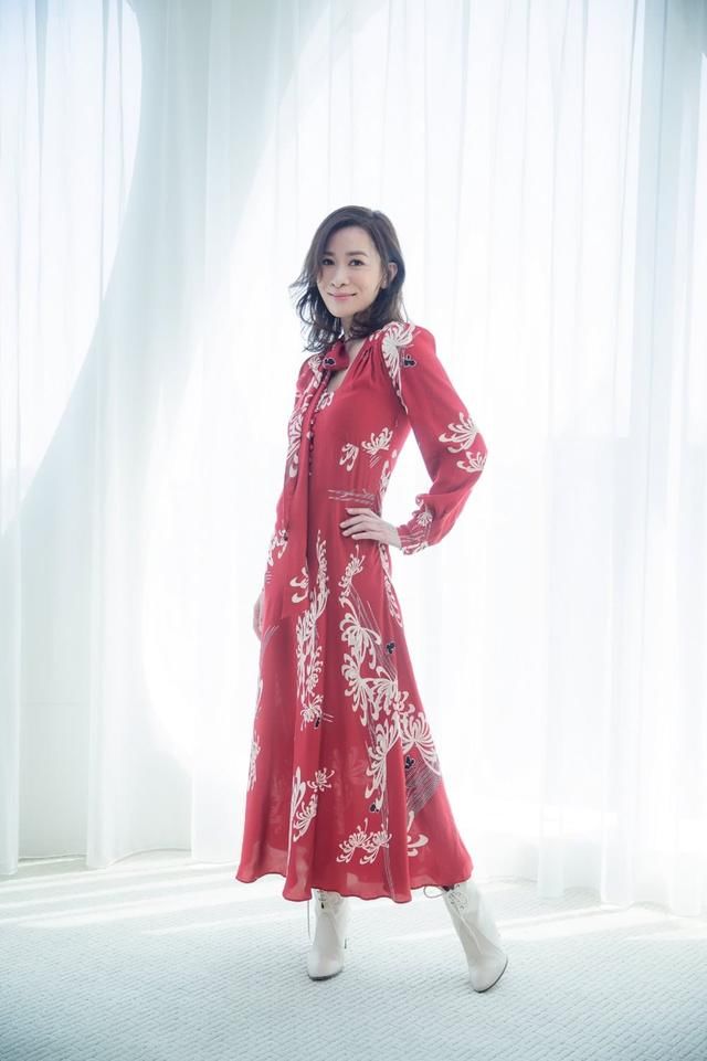 佘诗曼终于栽了！短裤配长筒靴就算了，还套个长筒袜是几个意思？