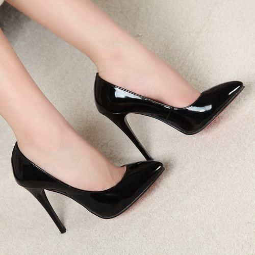 经典的小尖头高跟鞋，轻松演绎足下风情，让人倍增优雅的气质