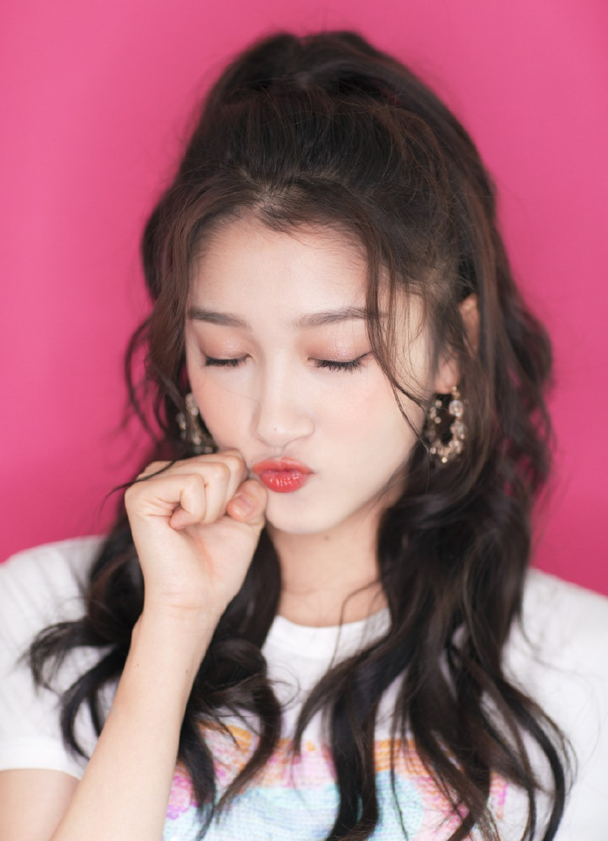 关晓彤美腻了！一袭天蓝色吊带连衣裙仙气十足，网友：终于穿对了