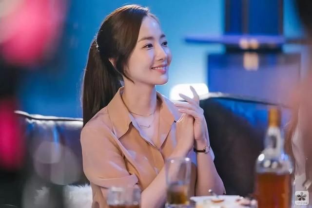 毕业季怎么穿?当然是金秘书的干练时尚职场穿搭~