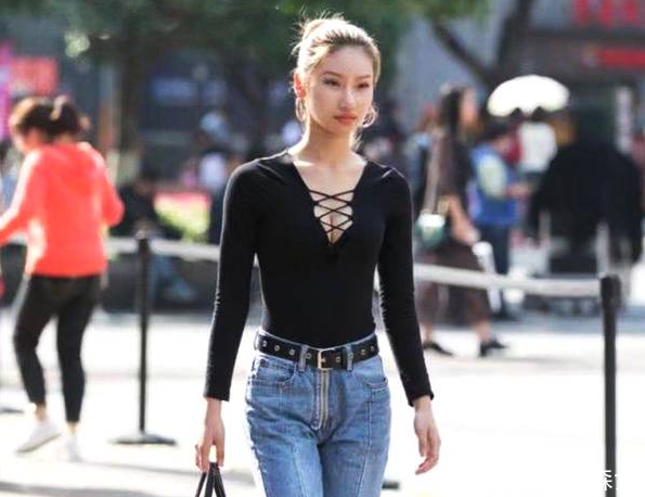 街拍：玉面淡拂妩媚迷人的小姐姐，穿着性感靓丽娇艳如花！