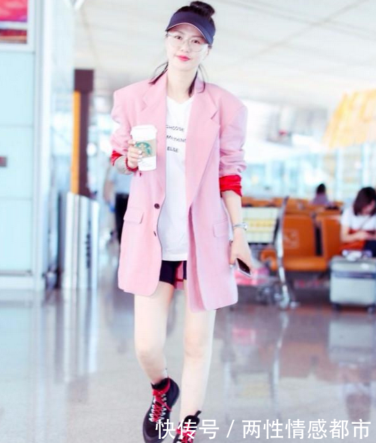 谭维维和景甜真大胆，穿安全裤就出门大长腿瞩目，网友：不如不穿