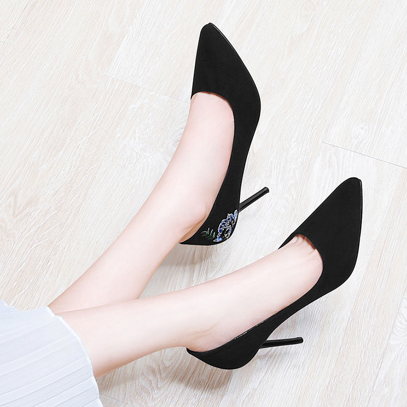 优雅女人看脚，精致女人看手!高跟配美人，不瞩目都难