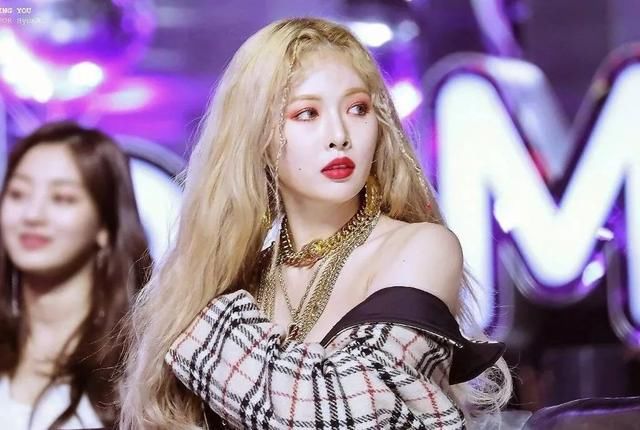 泫雅的复古妆好“坏”!酷女孩你们有福了!