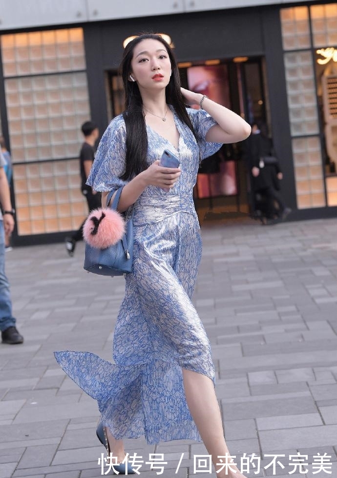 「时尚姑娘」街拍:连衣裙有多美,穿过才能够体会