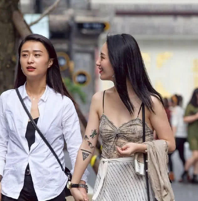 成熟小吊带裹出性感上围,最能凸显女生妩媚,极具视觉冲击力