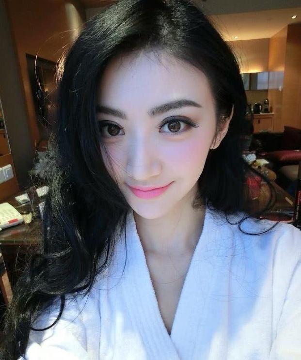 演员景甜：睡衣照！是不是很有真实感？网友：没人敢这样穿！