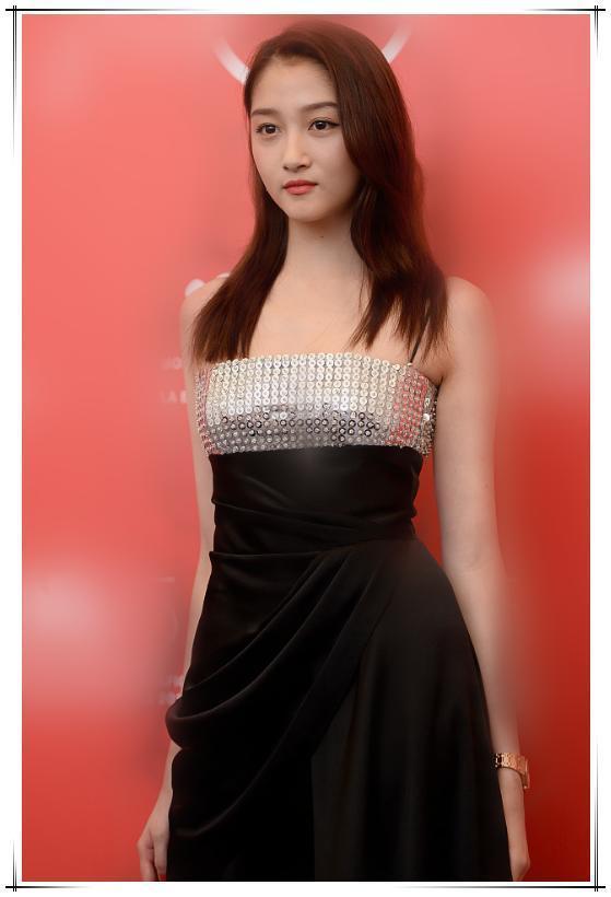 被关晓彤惊艳了！吊带连体裤穿出国际超模范儿，鹿晗真是捡到宝了