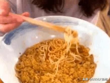 女子吃“蟹黄面”，结账看账单不淡定，老板：明码标价！