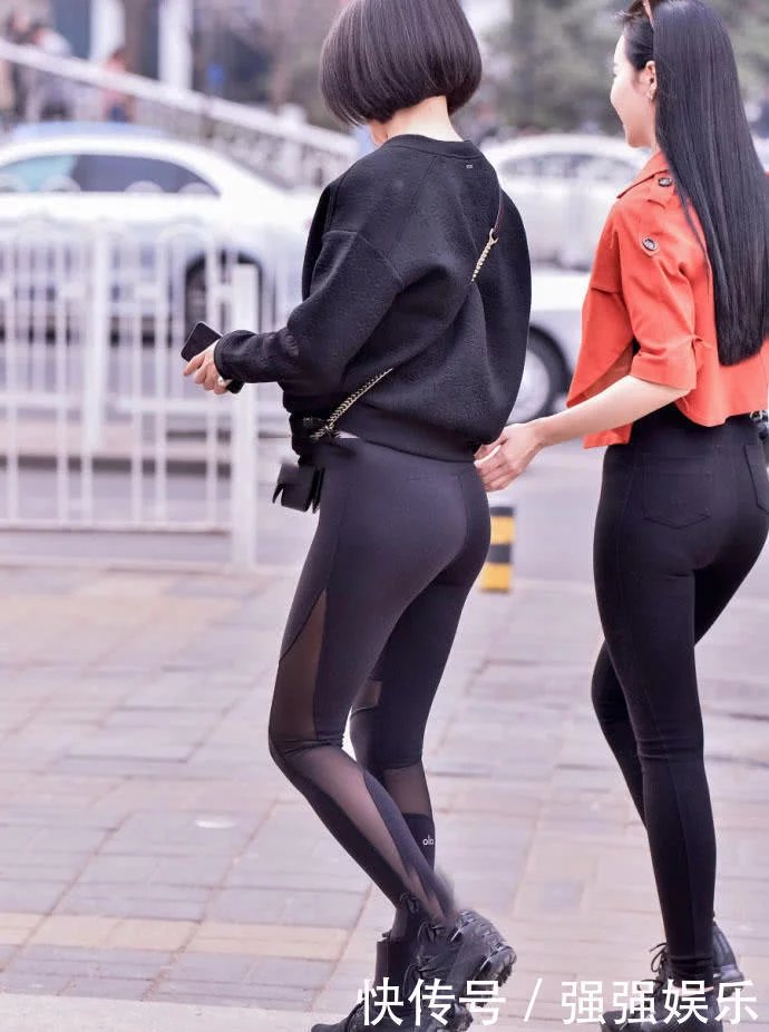 身材妖娆的95后学生妹，前凸后翘紧翘臀型动力十足，闺蜜的也非常