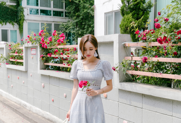 女神孙允珠，明斯克民族花饰波漾淡灰洋裙