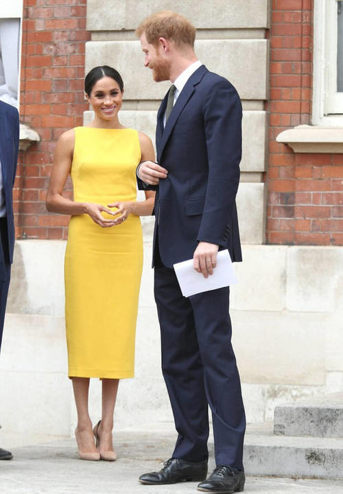 这条裙子这么紧，梅根硬是穿进去了，网友：可勒出痕真的好尴尬