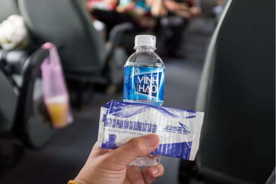 越南的火车很大气,比中国的高铁还宽敞,里面的中文让人眼前一亮