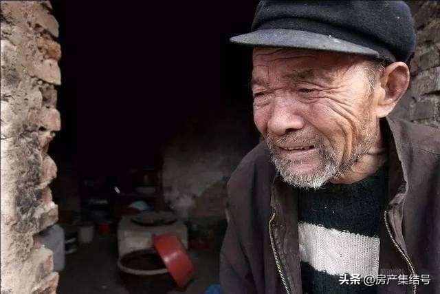 农民哽咽：交过的公粮还能退钱吗，能抵社保费用吗？专家霸气回复