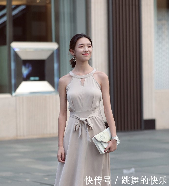 街拍前卫有魅力的美女，紧身穿搭很显活力，下身渔网袜真性感！