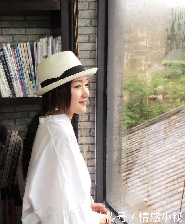 46岁杨钰莹近照曝光,胖了很多,穿的鞋子也是醉了!