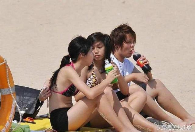 炎炎夏日沙滩风景比基尼美女，成了风景线