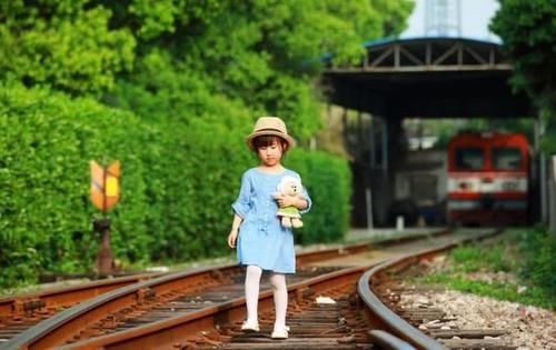  [不锈钢]火车铁轨那么容易生锈，为何不能直接用不锈钢？答案出