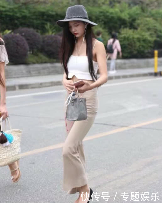 洋气秀丽的小姐姐，大胆的穿着尽显优雅迷人的姿态