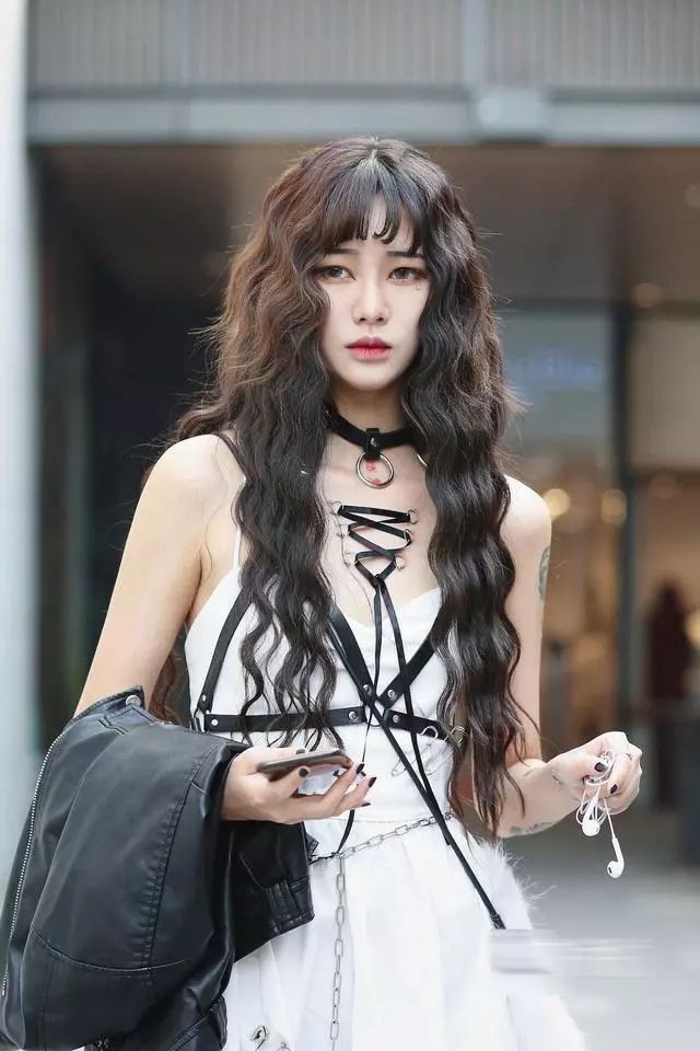 时尚美女穿环、刺青、看到胸前的一幕,是潮流?还是折磨自己?