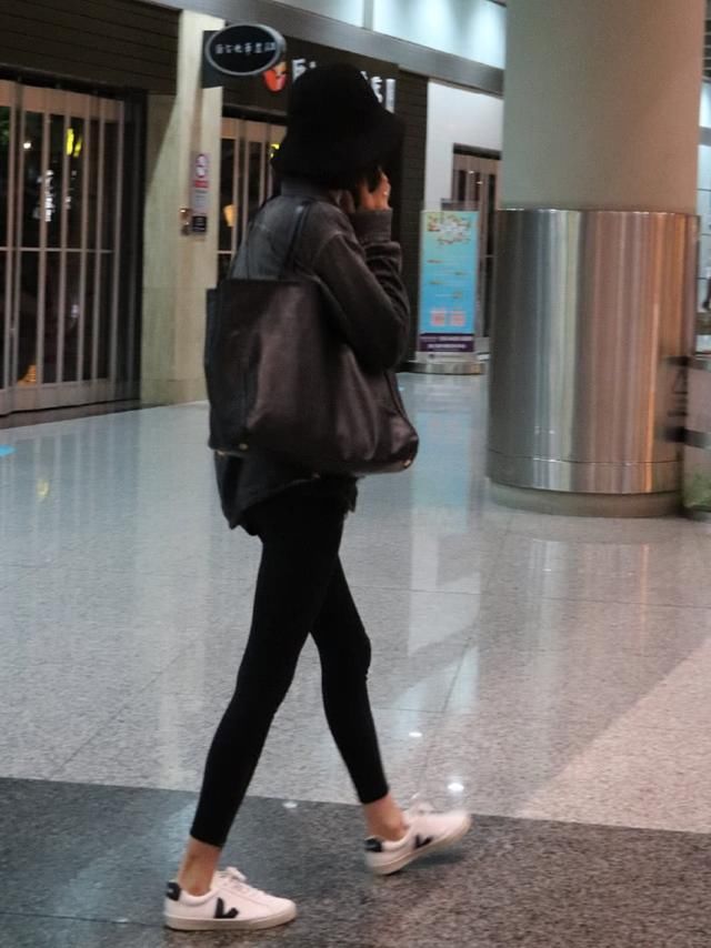 李溪芮现身机场，一身黑还配紧身裤，这双豆芽腿太吸睛!