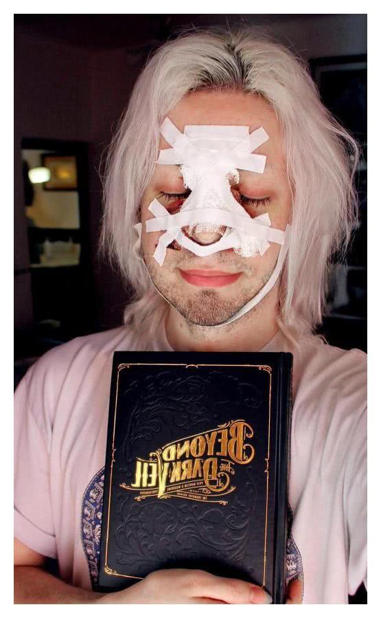 嫌人类丑，男孩花巨款将自己整形成了精灵，是绝美还是惊悚