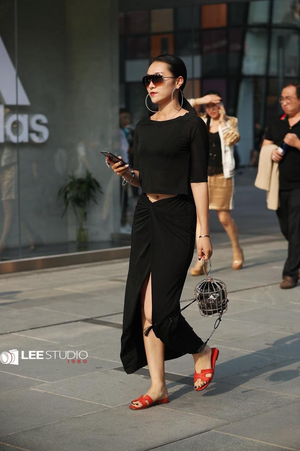 姑娘提笼架鸟逛三里屯