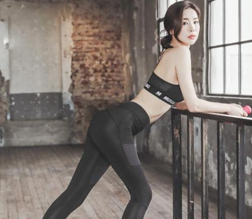 十分简约的打底裤小姐姐，靓丽搭配的模样好迷人！