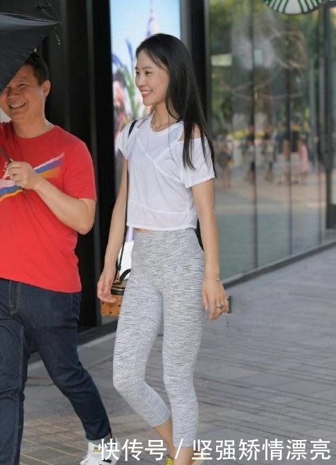  [小姐姐]路遇穿瑜伽裤的漂亮小姐姐，青春时尚的小姐姐，看看这一身材太标准了